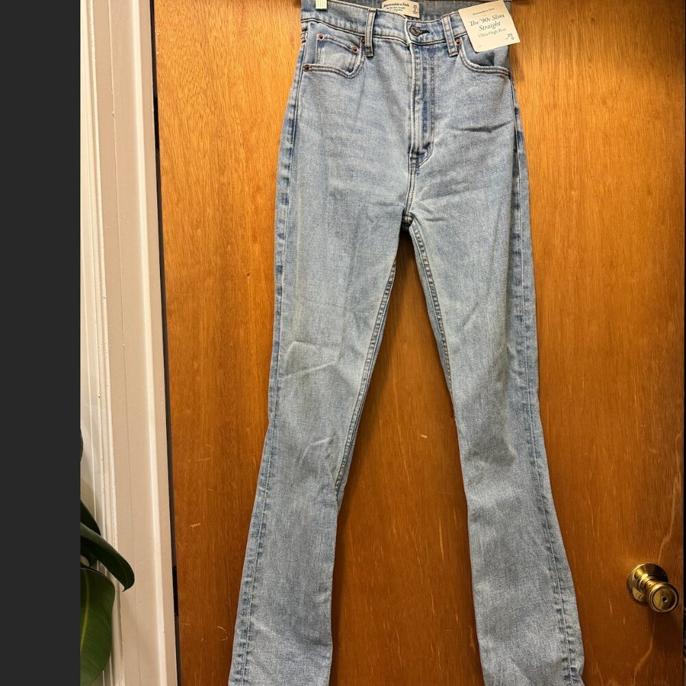 Abercrombie & Fitch / Ultra High Rise Slim Straight Jeans / Size 25